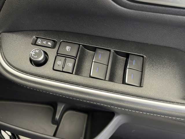 トヨタ ノア ハイブリッド 長野県 2023(令5)年 2.7万km 黒 純正ナビ/バックカメラ／全方位カメラ/Bluetooth・USB・AM／FM/フルセグTV/ETC2.0/クルーズコントロール/レーンキープアシスト/シートヒーター/コーナーセンサー前後/100V充電/カーテンエアバック/ハーフレザーシート/横滑り防止装置/パドルシフト/両側パワースライドドア/純正夏タイヤ/純正フロアマット/スマートキー/ドアバイザー