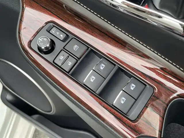 トヨタ ハリアー プレミアム 大阪府 2017(平29)年 6.4万km ホワイトパールクリスタルシャイン 純正９インチナビ　/   フルセグＴＶ/CD/DVD/Bluetooth/100V電源　/バックモニタ　/トヨタセーフティセンス/社外エアロ　　/アイドリングストップ　/電動リアゲート　/運転席パワーシート　/ハーフレザーシート/純正18インチアルミホイール/純正フロアマット/プッシュスタート　/スマートキー　/ビルトインＥＴＣ