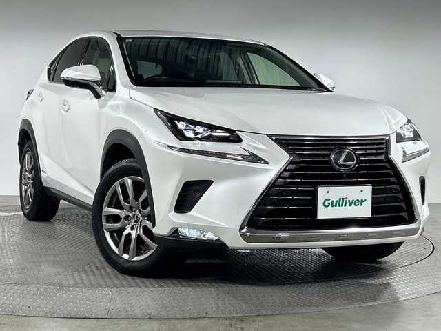 レクサス ＮＸ 300h バージョンL 神奈川県 2019(令1)年 6.2万km ソニッククォーツ 純正SDナビゲーションシステム/フルセグ　CD DVD/Bluetooth　SD　USB　AUX/パノラミックビューモニター/パノラミックルーフ/ハンズフリーパワーバックドア/AC100V【リア】/純正ビルトインETC2.0/セーフティシステムプラス/ブラインドスポットモニター/プリクラッシュセーフティシステム/レーンディパーチャーアラート/アダブティブハイビームシステム/レーダークルーズコントロール/ドライブモードセレクト/前後ソナー/アイドリングストップ/革巻きステアリング/パドルシフト/シートヒーター/革シート/前席/後席シートヒーター/前席パワーシート/ベンチレーション/運転席ポジションメモリー/電動パーキングブレーキ/オートブレーキホールド/nanoe/自動防眩ミラー/プッシュスタート/スマ＾とキー/3眼LEDヘッドランプ/LEDデイライト/ヘッドランプクリーナー/オートライト/純正リアスポイラー/純正18インチアルミホイール/電格ウインカーミラー