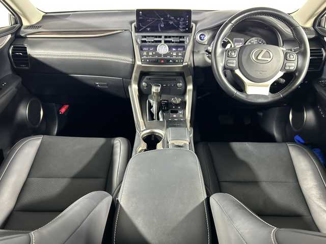 レクサス ＮＸ 300h バージョンL 神奈川県 2019(令1)年 6.2万km ソニッククォーツ 純正SDナビゲーションシステム/フルセグ　CD DVD/Bluetooth　SD　USB　AUX/パノラミックビューモニター/パノラミックルーフ/ハンズフリーパワーバックドア/AC100V【リア】/純正ビルトインETC2.0/セーフティシステムプラス/ブラインドスポットモニター/プリクラッシュセーフティシステム/レーンディパーチャーアラート/アダブティブハイビームシステム/レーダークルーズコントロール/ドライブモードセレクト/前後ソナー/アイドリングストップ/革巻きステアリング/パドルシフト/シートヒーター/革シート/前席/後席シートヒーター/前席パワーシート/ベンチレーション/運転席ポジションメモリー/電動パーキングブレーキ/オートブレーキホールド/nanoe/自動防眩ミラー/プッシュスタート/スマ＾とキー/3眼LEDヘッドランプ/LEDデイライト/ヘッドランプクリーナー/オートライト/純正リアスポイラー/純正18インチアルミホイール/電格ウインカーミラー