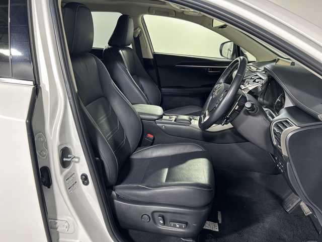 レクサス ＮＸ 300h バージョンL 神奈川県 2019(令1)年 6.2万km ソニッククォーツ 純正SDナビゲーションシステム/フルセグ　CD DVD/Bluetooth　SD　USB　AUX/パノラミックビューモニター/パノラミックルーフ/ハンズフリーパワーバックドア/AC100V【リア】/純正ビルトインETC2.0/セーフティシステムプラス/ブラインドスポットモニター/プリクラッシュセーフティシステム/レーンディパーチャーアラート/アダブティブハイビームシステム/レーダークルーズコントロール/ドライブモードセレクト/前後ソナー/アイドリングストップ/革巻きステアリング/パドルシフト/シートヒーター/革シート/前席/後席シートヒーター/前席パワーシート/ベンチレーション/運転席ポジションメモリー/電動パーキングブレーキ/オートブレーキホールド/nanoe/自動防眩ミラー/プッシュスタート/スマ＾とキー/3眼LEDヘッドランプ/LEDデイライト/ヘッドランプクリーナー/オートライト/純正リアスポイラー/純正18インチアルミホイール/電格ウインカーミラー