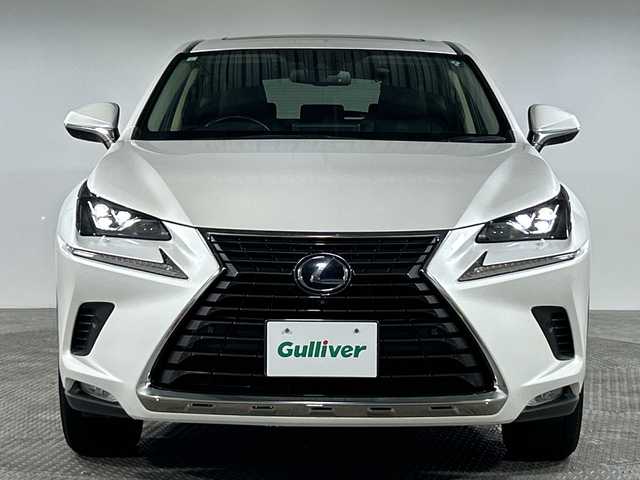 レクサス ＮＸ 300h バージョンL 神奈川県 2019(令1)年 6.2万km ソニッククォーツ 純正SDナビゲーションシステム/フルセグ　CD DVD/Bluetooth　SD　USB　AUX/パノラミックビューモニター/パノラミックルーフ/ハンズフリーパワーバックドア/AC100V【リア】/純正ビルトインETC2.0/セーフティシステムプラス/ブラインドスポットモニター/プリクラッシュセーフティシステム/レーンディパーチャーアラート/アダブティブハイビームシステム/レーダークルーズコントロール/ドライブモードセレクト/前後ソナー/アイドリングストップ/革巻きステアリング/パドルシフト/シートヒーター/革シート/前席/後席シートヒーター/前席パワーシート/ベンチレーション/運転席ポジションメモリー/電動パーキングブレーキ/オートブレーキホールド/nanoe/自動防眩ミラー/プッシュスタート/スマ＾とキー/3眼LEDヘッドランプ/LEDデイライト/ヘッドランプクリーナー/オートライト/純正リアスポイラー/純正18インチアルミホイール/電格ウインカーミラー