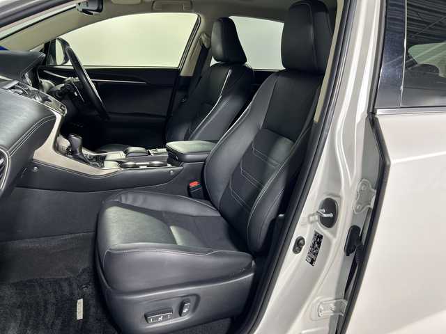 レクサス ＮＸ 300h バージョンL 神奈川県 2019(令1)年 6.2万km ソニッククォーツ 純正SDナビゲーションシステム/フルセグ　CD DVD/Bluetooth　SD　USB　AUX/パノラミックビューモニター/パノラミックルーフ/ハンズフリーパワーバックドア/AC100V【リア】/純正ビルトインETC2.0/セーフティシステムプラス/ブラインドスポットモニター/プリクラッシュセーフティシステム/レーンディパーチャーアラート/アダブティブハイビームシステム/レーダークルーズコントロール/ドライブモードセレクト/前後ソナー/アイドリングストップ/革巻きステアリング/パドルシフト/シートヒーター/革シート/前席/後席シートヒーター/前席パワーシート/ベンチレーション/運転席ポジションメモリー/電動パーキングブレーキ/オートブレーキホールド/nanoe/自動防眩ミラー/プッシュスタート/スマ＾とキー/3眼LEDヘッドランプ/LEDデイライト/ヘッドランプクリーナー/オートライト/純正リアスポイラー/純正18インチアルミホイール/電格ウインカーミラー