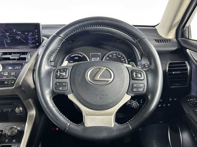 レクサス ＮＸ 300h バージョンL 神奈川県 2019(令1)年 6.2万km ソニッククォーツ 純正SDナビゲーションシステム/フルセグ　CD DVD/Bluetooth　SD　USB　AUX/パノラミックビューモニター/パノラミックルーフ/ハンズフリーパワーバックドア/AC100V【リア】/純正ビルトインETC2.0/セーフティシステムプラス/ブラインドスポットモニター/プリクラッシュセーフティシステム/レーンディパーチャーアラート/アダブティブハイビームシステム/レーダークルーズコントロール/ドライブモードセレクト/前後ソナー/アイドリングストップ/革巻きステアリング/パドルシフト/シートヒーター/革シート/前席/後席シートヒーター/前席パワーシート/ベンチレーション/運転席ポジションメモリー/電動パーキングブレーキ/オートブレーキホールド/nanoe/自動防眩ミラー/プッシュスタート/スマ＾とキー/3眼LEDヘッドランプ/LEDデイライト/ヘッドランプクリーナー/オートライト/純正リアスポイラー/純正18インチアルミホイール/電格ウインカーミラー