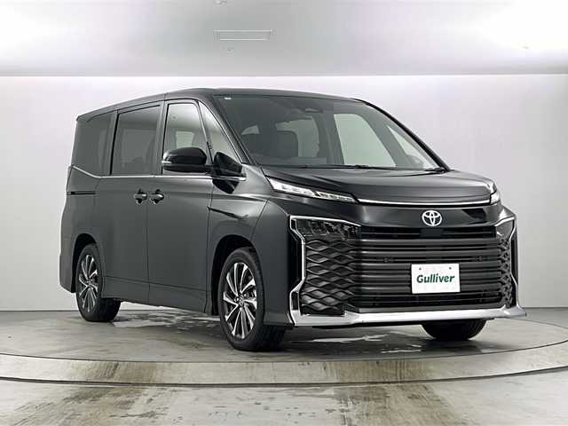 トヨタ ヴォクシー ハイブリッド S－Z 愛知県 2025(令7)年 0.1万km未満 アティチュードブラックマイカ 10.5インチ ディズプレイオーディオ（コネクテッドナビ対応)　HDMI　/ETC2.0ユニット/TV(フルセグ)＋CD・DVDデッキ　/快適利便パッケージHI/ユニバーサルステップ/バックカメラ/両側パワースライドドア/レーダークルーズコントロール/オートマチックハイビーム/レーンデパーチャーアラート/パワーバックドア/コーナーセンサー(前後)/純正17インチアルミホイール/シートヒーター(D/N/2列目)/左側オートステップ/LEDヘッドライト/オートライト/横滑り防止装置/ウィンカーミラー/電動格納ミラー/スマートキー/エンジンプッシュスタート