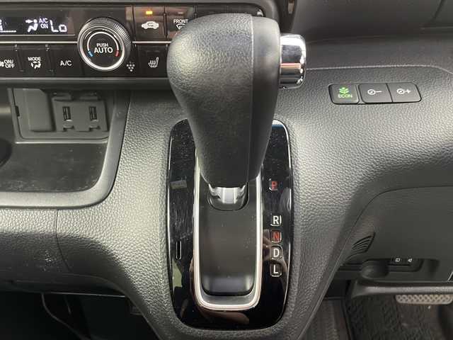 ホンダ Ｎ ＢＯＸ カスタム G L ホンダセンシング 道央・札幌 2017(平29)年 3.2万km プレミアムホワイトパールⅡ ・４WD /Honda SENSING/・衝突軽減ブレーキ/誤発進抑制機能/・後方誤発進抑制機能/路外逸脱抑制機能/・アダプティブ・クルーズ・コントロール〉/・LKAS〈車線維持支援システム〉/・LEDオートライト/オートハイビーム/・社外MDV-Z704 ナビ/・DVD.CD.SD.Bluetooth/・フルセグ/バックカメラ/・両側パワースライドドア/・純正キー一体型エンジンスターター/・スマートキー/スペアキー/・D.N席シートヒーター/ミラーヒーター/・ビルトインETC/・保証書/取扱説明書