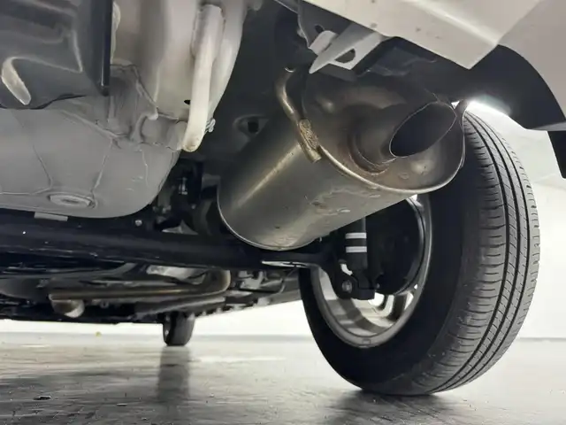 スズキ ソリオ HV MZ 三重県 2020(令2)年 1.8万km ピュアホワイトP マイルドハイブリッド/FF/インパネCVT/純正 8インチナビ CN-RZ866/（FM/AM/SD/iPod/TV/USB/Bluetooth/MEMORY MUSIC/CD/DVD/HDMI/VTR）/【OP】全方位モニター/両側パワースライドドア（予約ロック機能付）/ドライブレコーダー 前方/ビルトイン ETC（運転席ダッシュボックス内）/スズキセーフティサポート/・デュアルカメラブレーキサポート/・車線逸脱警報機能/・ふらつき警報機能/・アダプティブクルーズコントロール（全車速追従機能付）/・リヤパーキングセンサー/・標識認識機能（車両進入禁止、はみ出し通行禁止、最高速度、一時停止）/装備/・ヘッドアップディスプレイ（アクリルパネル投射型）/・シートヒーター（D/N）/・オートエアコン/・後席シーリングファン/・オートライト/・LED ヘッドライト＆フロントフォグライト/・ステアリングスイッチ/・充電用 USBジャックx2/・純正 15inAW/・プッシュスタート/・スマートキーx2/・保/取/ナビ取/など