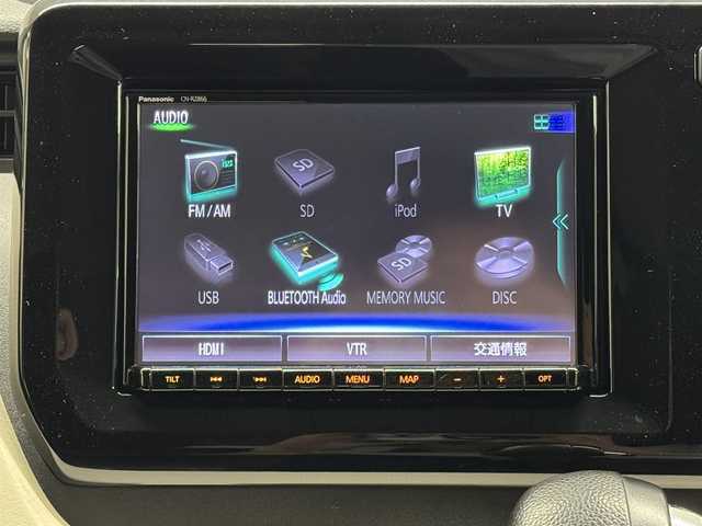 スズキ ソリオ HV MZ 三重県 2020(令2)年 1.8万km ピュアホワイトP マイルドハイブリッド/FF/インパネCVT/純正 8インチナビ CN-RZ866/（FM/AM/SD/iPod/TV/USB/Bluetooth/MEMORY MUSIC/CD/DVD/HDMI/VTR）/【OP】全方位モニター/両側パワースライドドア（予約ロック機能付）/ドライブレコーダー 前方/ビルトイン ETC（運転席ダッシュボックス内）/スズキセーフティサポート/・デュアルカメラブレーキサポート/・車線逸脱警報機能/・ふらつき警報機能/・アダプティブクルーズコントロール（全車速追従機能付）/・リヤパーキングセンサー/・標識認識機能（車両進入禁止、はみ出し通行禁止、最高速度、一時停止）/装備/・ヘッドアップディスプレイ（アクリルパネル投射型）/・シートヒーター（D/N）/・オートエアコン/・後席シーリングファン/・オートライト/・LED ヘッドライト＆フロントフォグライト/・ステアリングスイッチ/・充電用 USBジャックx2/・純正 15inAW/・プッシュスタート/・スマートキーx2/・保/取/ナビ取/など