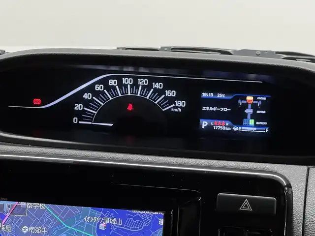 スズキ ソリオ HV MZ 三重県 2020(令2)年 1.8万km ピュアホワイトP マイルドハイブリッド/FF/インパネCVT/純正 8インチナビ CN-RZ866/（FM/AM/SD/iPod/TV/USB/Bluetooth/MEMORY MUSIC/CD/DVD/HDMI/VTR）/【OP】全方位モニター/両側パワースライドドア（予約ロック機能付）/ドライブレコーダー 前方/ビルトイン ETC（運転席ダッシュボックス内）/スズキセーフティサポート/・デュアルカメラブレーキサポート/・車線逸脱警報機能/・ふらつき警報機能/・アダプティブクルーズコントロール（全車速追従機能付）/・リヤパーキングセンサー/・標識認識機能（車両進入禁止、はみ出し通行禁止、最高速度、一時停止）/装備/・ヘッドアップディスプレイ（アクリルパネル投射型）/・シートヒーター（D/N）/・オートエアコン/・後席シーリングファン/・オートライト/・LED ヘッドライト＆フロントフォグライト/・ステアリングスイッチ/・充電用 USBジャックx2/・純正 15inAW/・プッシュスタート/・スマートキーx2/・保/取/ナビ取/など