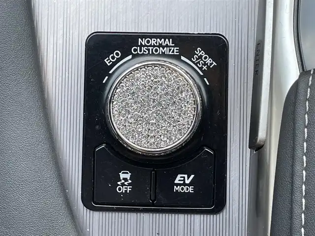レクサス ＲＸ 450h Fスポーツ 滋賀県 2018(平30)年 5.7万km ホワイトノーヴァガラスフレーク 禁煙車/TRDエアロ/純正ナビ【CD/DVD/Bluetooth/フルセグ】/バックカメラ/パワーシート/前席シートヒーター/前席ベンチレーション/ステアリングヒーター/パワーバックドア/レーダークルーズコントロール/レーンキープアシスト/ブレーキホールド/ヘッドアップディスプレイ/パドルシフト/ビルトインETC