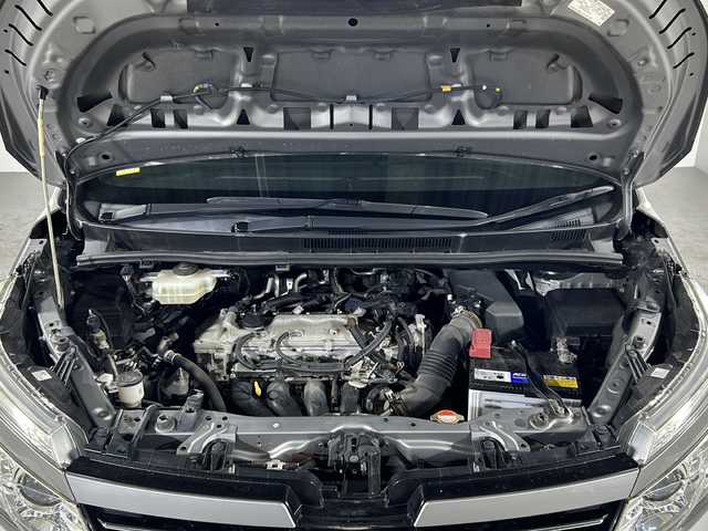 トヨタ ヴォクシー ZS 煌 沖縄県 2015(平27)年 8.4万km アイスチタニウムマイカメタリック 県外仕入　/純正９インチナビ/フルセグTV，Bluetooth，ラジオ，ＣＤ，ＤＶＤ　/７人乗り　/両側パワースライドドア/アルパインフリップダウン　/レザー調シートカバー　/ビルトインＥＴＣ　/ドライブレコーダー　/ライト付きハンディーミラー/デュアルエアコン/革巻きステアリング/純正ドアバイザー　/フロアマット/オートライト/LEDヘッドライト/フォグランプ/スペアキー/プッシュスタート