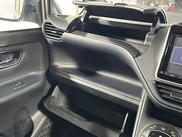 トヨタ ヴォクシー ZS 煌 沖縄県 2015(平27)年 8.4万km アイスチタニウムマイカメタリック 県外仕入　/純正９インチナビ/フルセグTV，Bluetooth，ラジオ，ＣＤ，ＤＶＤ　/７人乗り　/両側パワースライドドア/アルパインフリップダウン　/レザー調シートカバー　/ビルトインＥＴＣ　/ドライブレコーダー　/ライト付きハンディーミラー/デュアルエアコン/革巻きステアリング/純正ドアバイザー　/フロアマット/オートライト/LEDヘッドライト/フォグランプ/スペアキー/プッシュスタート