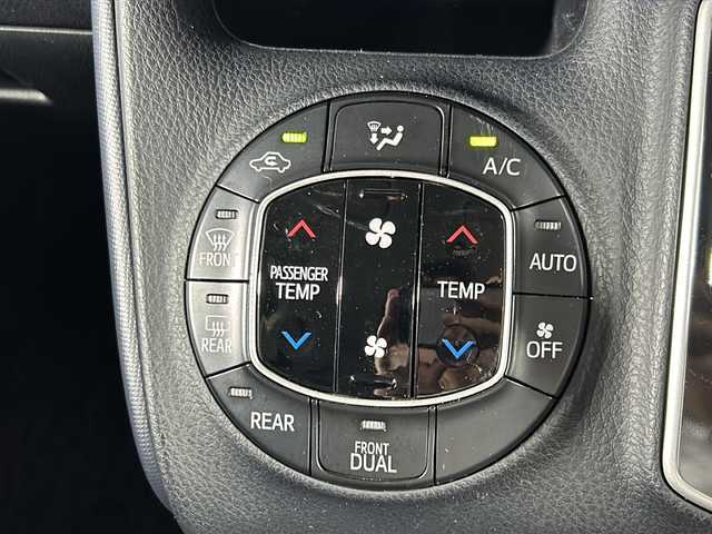 トヨタ ヴォクシー ZS 煌 沖縄県 2015(平27)年 8.4万km アイスチタニウムマイカメタリック 県外仕入　/純正９インチナビ/フルセグTV，Bluetooth，ラジオ，ＣＤ，ＤＶＤ　/７人乗り　/両側パワースライドドア/アルパインフリップダウン　/レザー調シートカバー　/ビルトインＥＴＣ　/ドライブレコーダー　/ライト付きハンディーミラー/デュアルエアコン/革巻きステアリング/純正ドアバイザー　/フロアマット/オートライト/LEDヘッドライト/フォグランプ/スペアキー/プッシュスタート