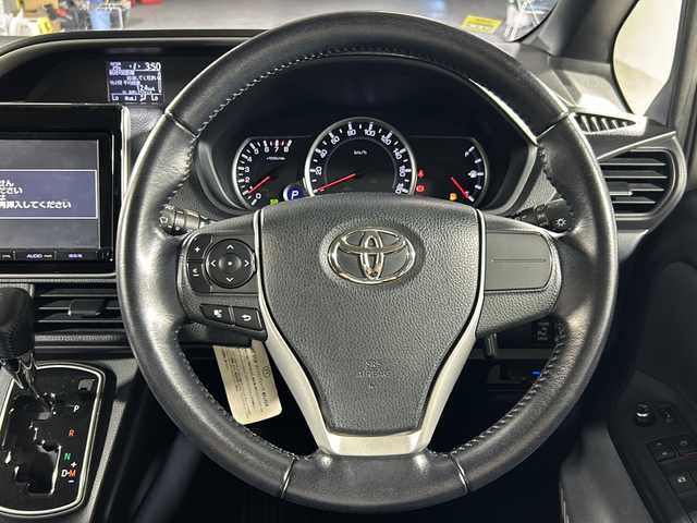 トヨタ ヴォクシー ZS 煌 沖縄県 2015(平27)年 8.4万km アイスチタニウムマイカメタリック 県外仕入　/純正９インチナビ/フルセグTV，Bluetooth，ラジオ，ＣＤ，ＤＶＤ　/７人乗り　/両側パワースライドドア/アルパインフリップダウン　/レザー調シートカバー　/ビルトインＥＴＣ　/ドライブレコーダー　/ライト付きハンディーミラー/デュアルエアコン/革巻きステアリング/純正ドアバイザー　/フロアマット/オートライト/LEDヘッドライト/フォグランプ/スペアキー/プッシュスタート