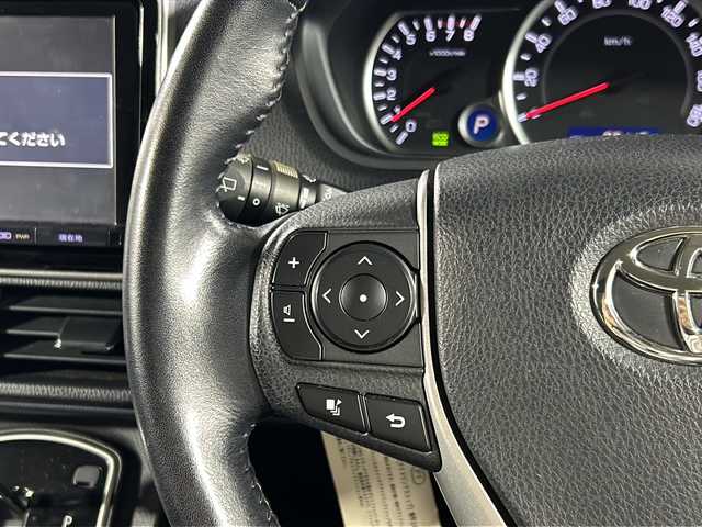 トヨタ ヴォクシー ZS 煌 沖縄県 2015(平27)年 8.4万km アイスチタニウムマイカメタリック 県外仕入　/純正９インチナビ/フルセグTV，Bluetooth，ラジオ，ＣＤ，ＤＶＤ　/７人乗り　/両側パワースライドドア/アルパインフリップダウン　/レザー調シートカバー　/ビルトインＥＴＣ　/ドライブレコーダー　/ライト付きハンディーミラー/デュアルエアコン/革巻きステアリング/純正ドアバイザー　/フロアマット/オートライト/LEDヘッドライト/フォグランプ/スペアキー/プッシュスタート