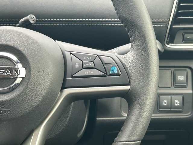 日産 セレナ e－パワー ハイウェイスター V 千葉県 2019(平31)年 3.8万km ダイヤモンドブラック １１インチ社外ナビ/フルセグTV/Bluetooth/HDMI/USB/CD/DVD/ETC/バックカメラ/全方位カメラ/サイドカメラ/両側パワースライドドア/プロパイロット/レダークルーズコントロール/デジタルインナーミラー/レーンキープアシスト/衝突軽減アシスト/車線逸脱警報/盗難防止装置/オートマチックハイビーム/ウィンカーミラー/プッシュスタート/スマートキー/スペアキー１本/LEDヘッドライト/社外アルミホイール/純正フロアマット/保証書