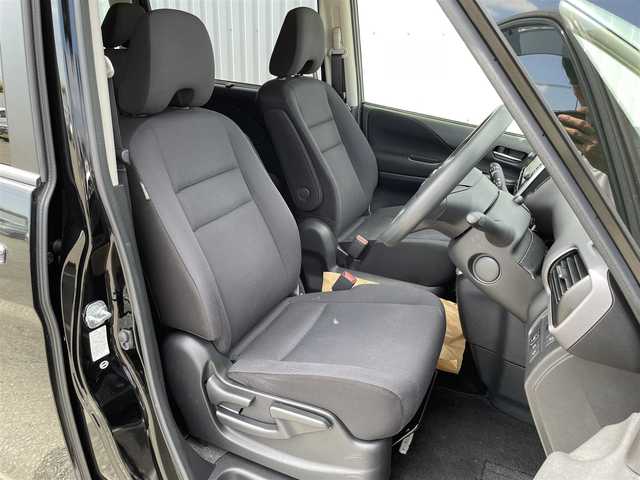 日産 セレナ X Vセレクション 福岡県 2017(平29)年 4万km ダイヤモンドブラック 純正ナビ（ＭＭ５１７Ｄ－Ｌ）/後席フリップダウンモニター　/アラウンドビューモニター　/エマージェンシーブレーキ　/両側パワースライドドア　/パーキングアシスト　/フルセグＴＶ　/クルーズコントロール/ ETC