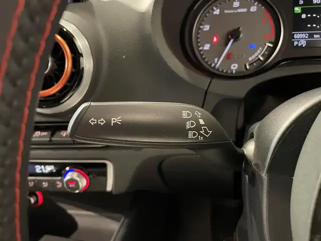 アウディ Ｓ３ スポーツバック 道央・札幌 2014(平26)年 6.9万km ブリリアントレッド バックカメラ/アウディーパーキングシステム/スタビリティコントロール/パワーシート（D/N）/左右独立調整オートエアコン/HIDヘッドライト/オートライト/アウディドライブセレクト/パドルシフト/フルセグTV/ハーフレザーシート/フルタイム４WD/純正フロアマット/ETC/・保証書、取扱説明書（有）/・スペアキー×１