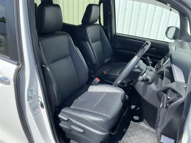 トヨタ エスクァイア Gi 福岡県 2018(平30)年 5.1万km ホワイトパールクリスタルシャイン ワンオーナー/フリップダウンモニター/純正９インチナビ（ＮＳＺＴ－Ｙ６８Ｔ）/フルセグTV/CD/DVD/BT/SD/バックカメラ/衝突軽減/レーンアシスト/両側パワースライドドア/クルーズコントロール/シートヒーター/ＥＴＣ/スマートキー/プッシュスタート/純正AW