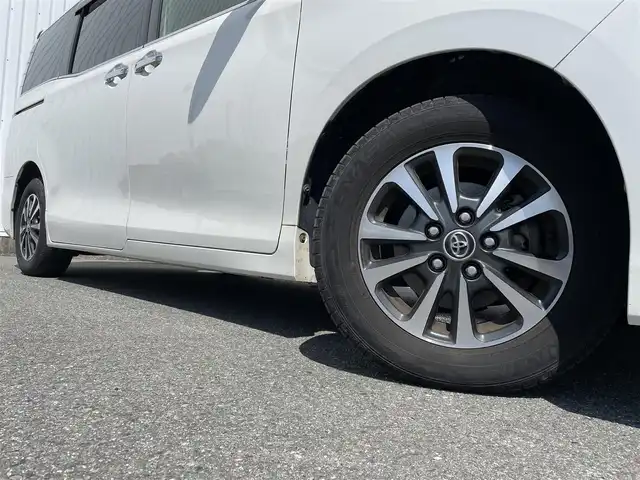 トヨタ エスクァイア Gi 福岡県 2018(平30)年 5.1万km ホワイトパールクリスタルシャイン ワンオーナー/フリップダウンモニター/純正９インチナビ（ＮＳＺＴ－Ｙ６８Ｔ）/フルセグTV/CD/DVD/BT/SD/バックカメラ/衝突軽減/レーンアシスト/両側パワースライドドア/クルーズコントロール/シートヒーター/ＥＴＣ/スマートキー/プッシュスタート/純正AW