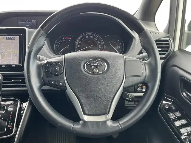 トヨタ エスクァイア Gi 福岡県 2018(平30)年 5.1万km ホワイトパールクリスタルシャイン ワンオーナー/フリップダウンモニター/純正９インチナビ（ＮＳＺＴ－Ｙ６８Ｔ）/フルセグTV/CD/DVD/BT/SD/バックカメラ/衝突軽減/レーンアシスト/両側パワースライドドア/クルーズコントロール/シートヒーター/ＥＴＣ/スマートキー/プッシュスタート/純正AW