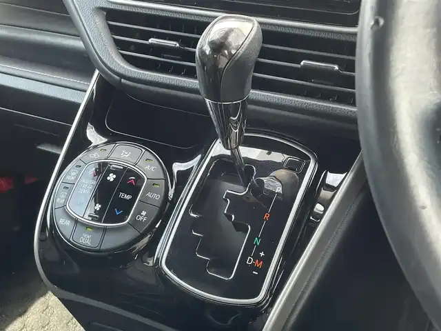 トヨタ エスクァイア Gi 福岡県 2018(平30)年 5.1万km ホワイトパールクリスタルシャイン ワンオーナー/フリップダウンモニター/純正９インチナビ（ＮＳＺＴ－Ｙ６８Ｔ）/フルセグTV/CD/DVD/BT/SD/バックカメラ/衝突軽減/レーンアシスト/両側パワースライドドア/クルーズコントロール/シートヒーター/ＥＴＣ/スマートキー/プッシュスタート/純正AW