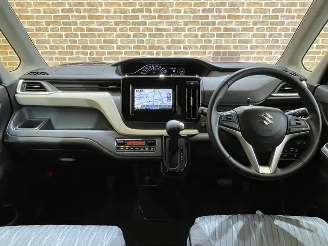 スズキ ソリオ HV MZ 岩手県 2023(令5)年 2.9万km ピュアホワイトP ４WD/両側パワースライドドア/カラーヘッドアップディスプレイ/スズキセーフティサポート/デュアルカメラブレーキサポート/車線逸脱警報/アダプティブクルーズコントロール/標識認識機能/先行車発進お知らせ機能/誤発進抑制機能/リヤパーキングセンサー/横滑り防止装置/アイドリングストップ/スリムサーキュレーター/ロールサンシェード/シートヒーター/KENWOODナビ/バックカメラ/ETC/ドライブレコーダー/LEDヘッドライト/純正15インチアルミホイール