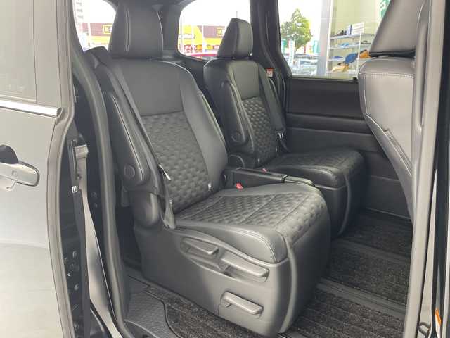 トヨタ ヴォクシー ハイブリッド S－Z 愛知県 2022(令4)年 4万km グリッターブラックガラスフレーク トヨタ純正10.5インチディスプレイオーディオPlus/CD/DVD可/快適利便パッケージHigh/ハンズフリーデュアルパワースライドドア/パワーバックドア/パワーバックドアスイッチ/ナノイーX/バックカメラ/ステアリングヒーター/運転席、助手席シートヒーター/後席シートヒーター/ブラインドスポットモニター/レーンチェンジアシスト/レーダークルーズコントロール/ユニバーサルステップ/プロジェクター式LEDヘッドランプ/HDMI/ETC2.0