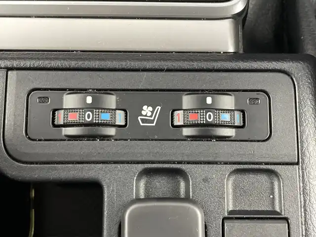 トヨタ ランドクルーザー プラド TX Lパッケージ 愛知県 2020(令2)年 3万km ブラック 禁煙車/４WD/７Vインチナビ/（AM/FM/CD/ワンセグTV/Bluetootｈ）/バックカメラ/サンルーフ/トヨタセーフティセンス/・プリクラッシュセーフティ/・レーンディパーチャーアラート/・レーダークルーズコントロール/・オートマチックハイビーム/・ロードサインアシスト/パーキングセンサー/ＥＴＣ/前後ドライブレコーダー/レザーシート/シートヒーター/シートベンチレーション/パワーシート/純正17インチアルミホイール/ルーフレール/センターデフロック/ヘッドライトウォッシャー/LEDヘッドライト/フロントフォグランプ/オートライト/フロアマット/スマートキー/スペアキー有/プッシュスタート/横滑り防止装置