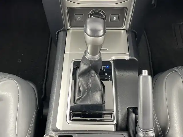 トヨタ ランドクルーザー プラド TX Lパッケージ 愛知県 2020(令2)年 3万km ブラック 禁煙車/４WD/７Vインチナビ/（AM/FM/CD/ワンセグTV/Bluetootｈ）/バックカメラ/サンルーフ/トヨタセーフティセンス/・プリクラッシュセーフティ/・レーンディパーチャーアラート/・レーダークルーズコントロール/・オートマチックハイビーム/・ロードサインアシスト/パーキングセンサー/ＥＴＣ/前後ドライブレコーダー/レザーシート/シートヒーター/シートベンチレーション/パワーシート/純正17インチアルミホイール/ルーフレール/センターデフロック/ヘッドライトウォッシャー/LEDヘッドライト/フロントフォグランプ/オートライト/フロアマット/スマートキー/スペアキー有/プッシュスタート/横滑り防止装置