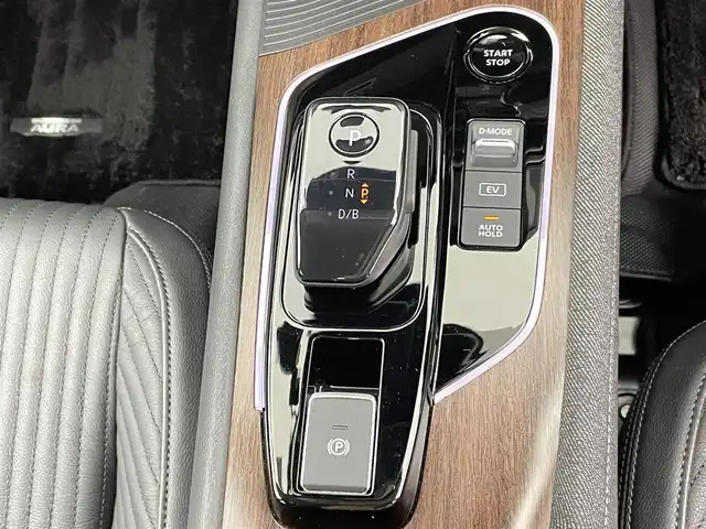 日産 オーラ G レザーエディション 千葉県 2023(令5)年 2.7万km 黒Ｍ 禁煙車/360°セーフティアシスト/・前方衝突予測警報/・車線逸脱防止支援システム/・後側方車両検知警報/・後側方衝突防止支援システム/・後退時衝突防止支援システム/インテリジェントルームミラー/純正9インチナビ/アラウンドビューモニター/LEDオートライト/シートヒーター/レザーシート/純正フロアマット/純正17インチアルミホイール/ステアリングスイッチ/オートエアコン/USBポート/プッシュスタート/スマートキー