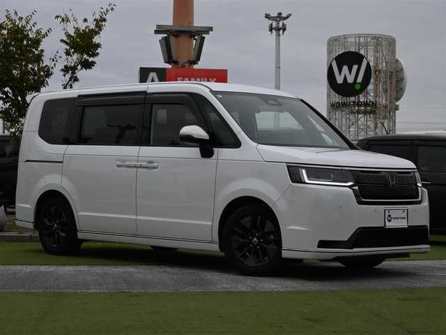 ホンダ ステップワゴン スパーダ 千葉県 2023(令5)年 1.4万km プラチナホワイトパール ホンダセンシング/・衝突軽減ブレーキ（CMBS）/・車線維持支援システム（LKAS）/・アダプティブクルーズコントロール（ACC）/・後方誤発進抑制機能/・誤発進抑制機能/・ブラインドスポットインフォメーション/パワーバックドア/両側パワースライドドア/11.4インチホンダコネクトナビ/地デジTV/【DVD/CD再生機能　Bluetooth接続】/バックカメラ/ドライブレコーダー（前後撮）/ハーフレザーシート/後席オットマン/革巻きステアリング/ステアリングスイッチ/パドルシフト/コーナーセンサー/純正16インチアルミホイル/サイド/カーテンエアバッグ/Honda スマートキー