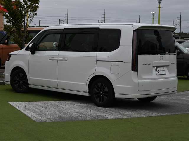 ホンダ ステップワゴン スパーダ 千葉県 2023(令5)年 1.4万km プラチナホワイトパール ホンダセンシング/・衝突軽減ブレーキ（CMBS）/・車線維持支援システム（LKAS）/・アダプティブクルーズコントロール（ACC）/・後方誤発進抑制機能/・誤発進抑制機能/・ブラインドスポットインフォメーション/パワーバックドア/両側パワースライドドア/11.4インチホンダコネクトナビ/地デジTV/【DVD/CD再生機能　Bluetooth接続】/バックカメラ/ドライブレコーダー（前後撮）/ハーフレザーシート/後席オットマン/革巻きステアリング/ステアリングスイッチ/パドルシフト/コーナーセンサー/純正16インチアルミホイル/サイド/カーテンエアバッグ/Honda スマートキー