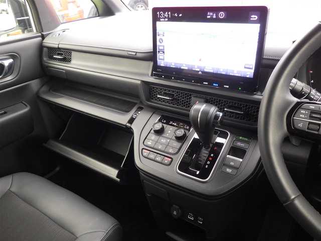 ホンダ ステップワゴン スパーダ 千葉県 2023(令5)年 1.4万km プラチナホワイトパール ホンダセンシング/・衝突軽減ブレーキ（CMBS）/・車線維持支援システム（LKAS）/・アダプティブクルーズコントロール（ACC）/・後方誤発進抑制機能/・誤発進抑制機能/・ブラインドスポットインフォメーション/パワーバックドア/両側パワースライドドア/11.4インチホンダコネクトナビ/地デジTV/【DVD/CD再生機能　Bluetooth接続】/バックカメラ/ドライブレコーダー（前後撮）/ハーフレザーシート/後席オットマン/革巻きステアリング/ステアリングスイッチ/パドルシフト/コーナーセンサー/純正16インチアルミホイル/サイド/カーテンエアバッグ/Honda スマートキー