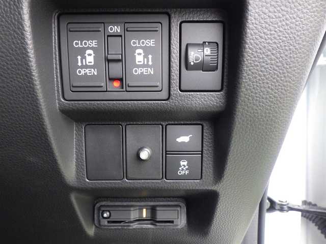 ホンダ ステップワゴン スパーダ 千葉県 2023(令5)年 1.4万km プラチナホワイトパール ホンダセンシング/・衝突軽減ブレーキ（CMBS）/・車線維持支援システム（LKAS）/・アダプティブクルーズコントロール（ACC）/・後方誤発進抑制機能/・誤発進抑制機能/・ブラインドスポットインフォメーション/パワーバックドア/両側パワースライドドア/11.4インチホンダコネクトナビ/地デジTV/【DVD/CD再生機能　Bluetooth接続】/バックカメラ/ドライブレコーダー（前後撮）/ハーフレザーシート/後席オットマン/革巻きステアリング/ステアリングスイッチ/パドルシフト/コーナーセンサー/純正16インチアルミホイル/サイド/カーテンエアバッグ/Honda スマートキー