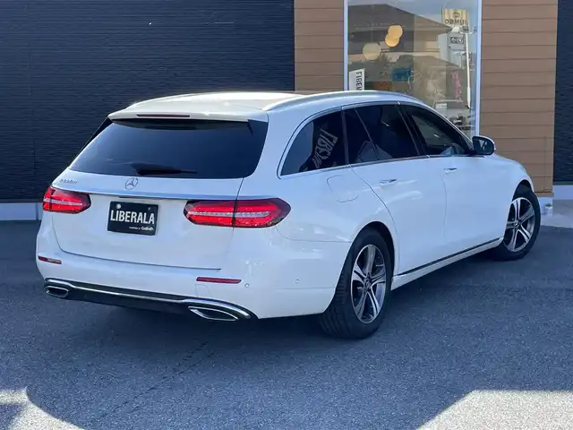 メルセデス・ベンツ Ｅ２２０ｄ ステーションワゴンアバンギャルド 栃木県 2020(令2)年 6.7万km ポーラホワイト エクスクルーシブパッケージ/├Burmesterサラウンドシステム/├エアバランスパッケージ（パヒュームアトマイザー）/├シートヒーター後席/└ヘッドアップディスプレイ/パノラミックスライディングルーフ/AGILITY CONTROLサスペンション/リヤエアサスペンション/本革シート（グレーステッチ）/レーダーセーフティパッケージ/├ディストロニック/├アクティブステアリングアシスト/├PRE-SAFEブレーキ/├アクティブブラインドスポット/└アクティブレーンキープ/全方位カメラ/パークトロニック/リアクロストラフィック/LEDヘッドライト/パワーシート/12．3インチコックピットディスプレイ/電動チルト＆テレスコピックステアリング/パワーテールゲート/アンビエントライト64色/HDDナビゲーション/フルセグTV/ETC2.0