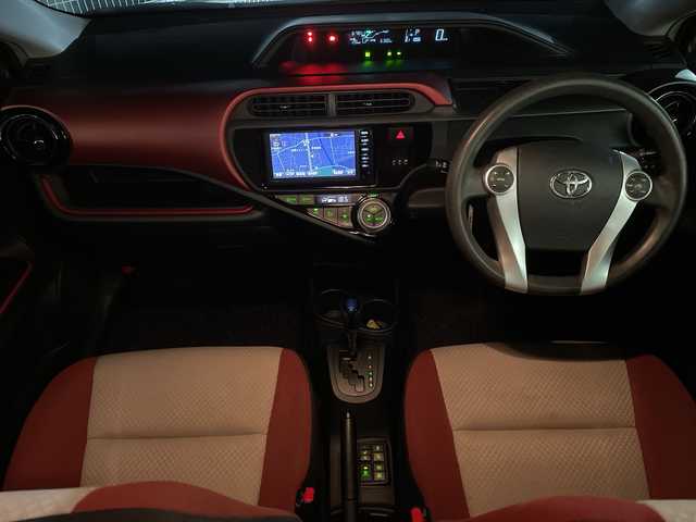 トヨタ アクア S 埼玉県 2016(平28)年 10.5万km スーパーレッドⅤ トヨタセーフティーセンス /純正メモリナビ　/　　CD/BT/ワンセグ /バックカメラ /HIDオートライト /シートヒーター /ステアリングスイッチ