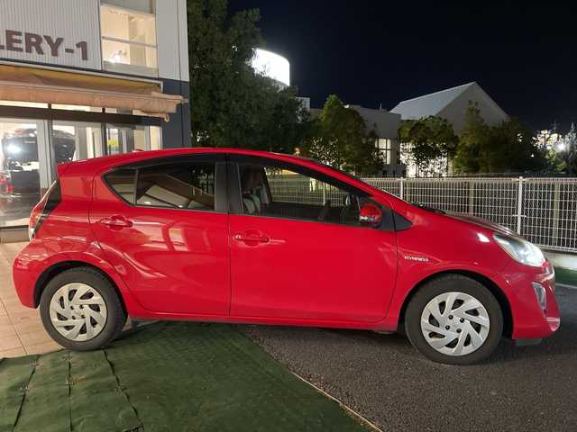 トヨタ アクア S 埼玉県 2016(平28)年 10.5万km スーパーレッドⅤ トヨタセーフティーセンス /純正メモリナビ　/　　CD/BT/ワンセグ /バックカメラ /HIDオートライト /シートヒーター /ステアリングスイッチ