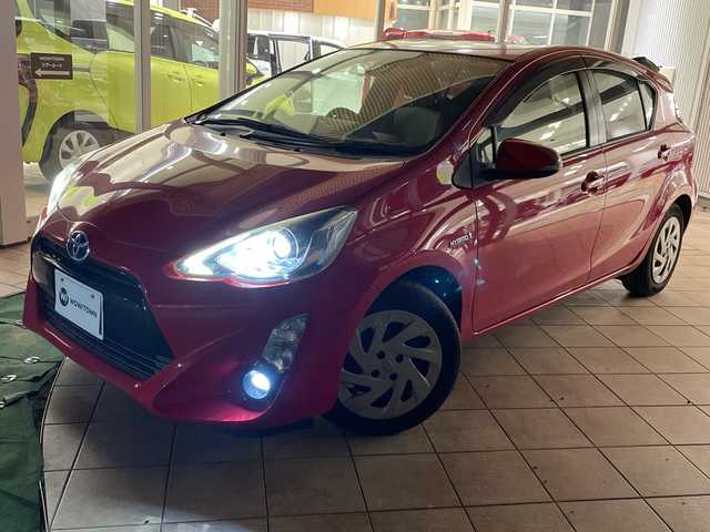 トヨタ アクア S 埼玉県 2016(平28)年 10.5万km スーパーレッドⅤ トヨタセーフティーセンス /純正メモリナビ　/　　CD/BT/ワンセグ /バックカメラ /HIDオートライト /シートヒーター /ステアリングスイッチ