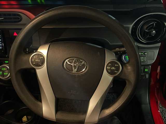 トヨタ アクア S 埼玉県 2016(平28)年 10.5万km スーパーレッドⅤ トヨタセーフティーセンス /純正メモリナビ　/　　CD/BT/ワンセグ /バックカメラ /HIDオートライト /シートヒーター /ステアリングスイッチ