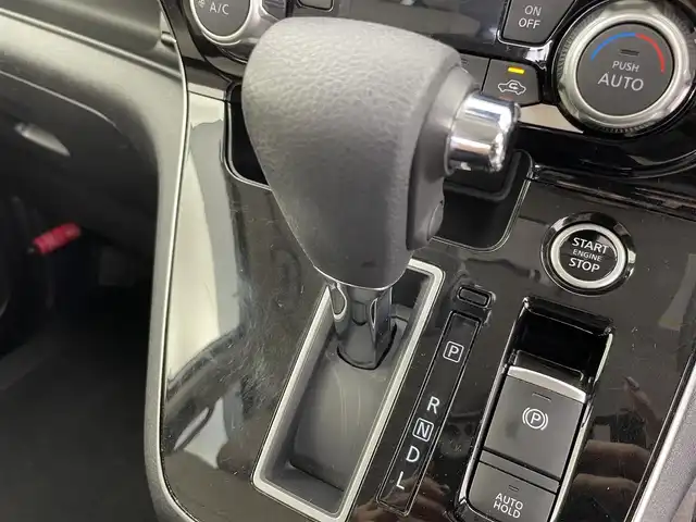 日産 セレナ ハイウェイスター V 富山県 2021(令3)年 5.9万km ブリリアントホワイトパール 2トーン 純正10型ナビ（AM/FM/BT/DVD/フルセグ）/全方位カメラ/純正11型後席モニター/ドライブレコーダー/ETC/両側パワースライドドア/ブラインドスポットモニター/衝突被害軽減システム/レーダークルーズコントロール/レーンキープアシスト/コーナーセンサー/横滑り防止装置/アイドリングストップ/デジタルインナーミラー/オートホールド付電子パーキング/純正アルミホイール/純正フロアマット/オートLEDライト/スマートキー/スペアキー