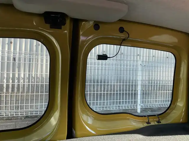 ルノー カングー クルール 埼玉県 2020(令2)年 3.2万km 黄 /ワンオーナー//社外メモリナビ//フルセグTV//バックカメラ//CD/DVD/Bluetooth//両側スライドドア//クルーズコントロール//ETC//キーレス//前後ドライブレコーダー//革巻きステアリング//W.サイドエアバッグ//ABS//横滑り防止装置//前後フォグランプ//プライバシーガラス//新車時保証書//取扱説明書//ナビ取説//スペアキー