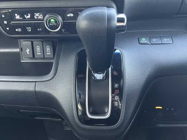 ホンダ Ｎ ＢＯＸ カスタム G L ターボ ホンダセンシング 鳥取県 2018(平30)年 5.2万km プラチナホワイトパール ホンダセンシング/・衝突軽減ブレーキ/・前後誤発信抑制機能/・歩行者事故低減ステアリング/・路外逸脱抑制機能/・アダプティブクルーズコントロール/・車線維持支援システム/・オートハイビーム/・先行車発進お知らせ機能/・標識認識機能/Gathers8型ナビ【VXU-185NBi】/・フルセグ/Bluetooth/CD/DVD/バックカメラ/前方ドライブレコーダー/スマートキー/プッシュスタート/ビルトインETC/ハーフレザーシート/両側電動スライドドア/純正15AW/LEDヘッドライト/LEDフォグ/オートライト/W＆サイドエアバック/カーテンエアバック