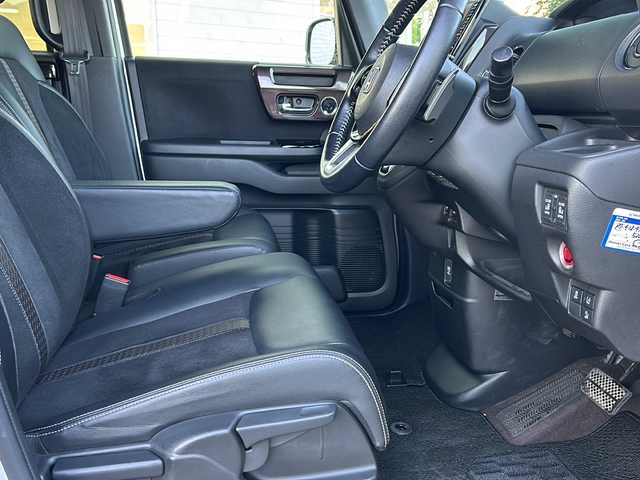 ホンダ Ｎ ＢＯＸ カスタム G L ターボ ホンダセンシング 鳥取県 2018(平30)年 5.2万km プラチナホワイトパール ホンダセンシング/・衝突軽減ブレーキ/・前後誤発信抑制機能/・歩行者事故低減ステアリング/・路外逸脱抑制機能/・アダプティブクルーズコントロール/・車線維持支援システム/・オートハイビーム/・先行車発進お知らせ機能/・標識認識機能/Gathers8型ナビ【VXU-185NBi】/・フルセグ/Bluetooth/CD/DVD/バックカメラ/前方ドライブレコーダー/スマートキー/プッシュスタート/ビルトインETC/ハーフレザーシート/両側電動スライドドア/純正15AW/LEDヘッドライト/LEDフォグ/オートライト/W＆サイドエアバック/カーテンエアバック