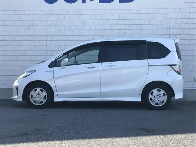 ホンダ フリード ハイブリット ジャストセレクション 栃木県 2013(平25)年 7.4万km ホワイトオーキッドパール (株)IDOMが運営する【じしゃロン小山店】の自社ローン対象車両になります。こちらは現金ご利用時の価格です。/自社ローンご希望の方は別途その旨お申付け下さい。//禁煙車/純正ワンセグナビ/（CD/DVD/AM/FMラジオ）/スマートキー/バックカメラ/ＥＴＣ/両側パワースライドドア/クルーズコントロール/ステアリングリモコン/電動格納ドアミラー/パワーウインドウ/防眩ミラー