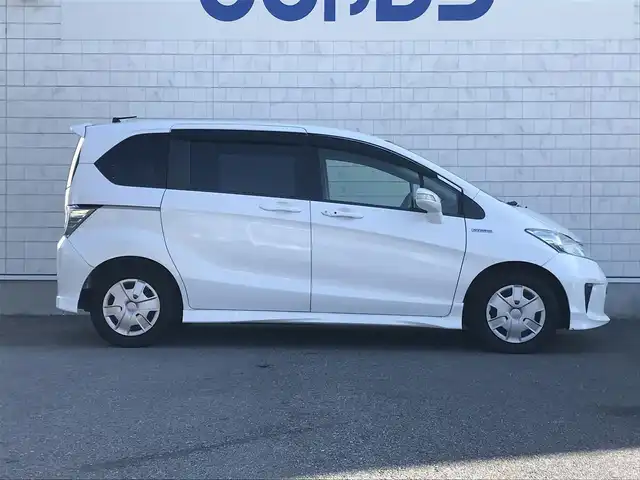 ホンダ フリード ハイブリット ジャストセレクション 栃木県 2013(平25)年 7.4万km ホワイトオーキッドパール (株)IDOMが運営する【じしゃロン小山店】の自社ローン対象車両になります。こちらは現金ご利用時の価格です。/自社ローンご希望の方は別途その旨お申付け下さい。//禁煙車/純正ワンセグナビ/（CD/DVD/AM/FMラジオ）/スマートキー/バックカメラ/ＥＴＣ/両側パワースライドドア/クルーズコントロール/ステアリングリモコン/電動格納ドアミラー/パワーウインドウ/防眩ミラー