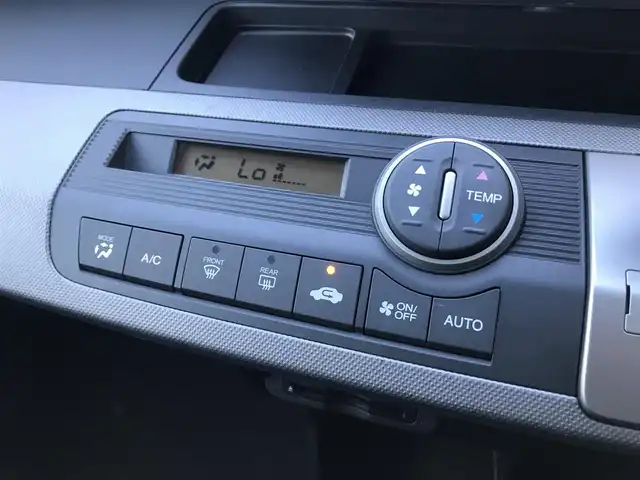 ホンダ フリード ハイブリット ジャストセレクション 栃木県 2013(平25)年 7.4万km ホワイトオーキッドパール (株)IDOMが運営する【じしゃロン小山店】の自社ローン対象車両になります。こちらは現金ご利用時の価格です。/自社ローンご希望の方は別途その旨お申付け下さい。//禁煙車/純正ワンセグナビ/（CD/DVD/AM/FMラジオ）/スマートキー/バックカメラ/ＥＴＣ/両側パワースライドドア/クルーズコントロール/ステアリングリモコン/電動格納ドアミラー/パワーウインドウ/防眩ミラー