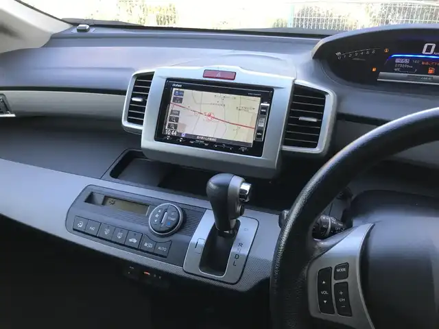 ホンダ フリード ハイブリット ジャストセレクション 栃木県 2013(平25)年 7.4万km ホワイトオーキッドパール (株)IDOMが運営する【じしゃロン小山店】の自社ローン対象車両になります。こちらは現金ご利用時の価格です。/自社ローンご希望の方は別途その旨お申付け下さい。//禁煙車/純正ワンセグナビ/（CD/DVD/AM/FMラジオ）/スマートキー/バックカメラ/ＥＴＣ/両側パワースライドドア/クルーズコントロール/ステアリングリモコン/電動格納ドアミラー/パワーウインドウ/防眩ミラー