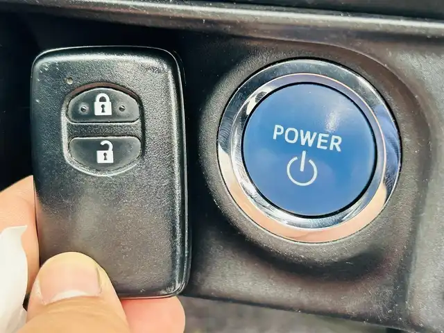 トヨタ アクア S 岡山県 2017(平29)年 12.9万km ライムホワイトパールクリスタルシャイン (株)IDOMが運営する【じしゃロン岡山店】の自社ローン専用車両になります。こちらは現金またはオートローンご利用時の価格です。自社ローンご希望の方は別途その旨お申付け下さい/プッシュスタート/純正7インチナビ/フルセグTV/バックカメラ/Bluetooth/ETC