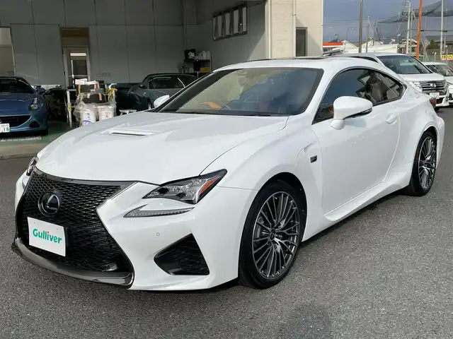 レクサス ＲＣ Ｆ 神奈川県 2015(平27)年 6.1万km ホワイトノーヴァガラスフレーク サンルーフ/黒/オレンジ革シート/KUHL RACINGマフラー/純正OP19インチAW/電動リヤスポイラー/LEDヘッドライト/純正SDナビ・地デジTV/純正CD/DVD/ブルーレイ/USB/BT/SD/MSV/バックモニター/ビルトインETC/カーボンインテリアパネル/レクサスセーフティシステム+/レーダークルーズコントロール/衝突軽減ブレーキ/LTA/BSM/コーナーセンサー/オートハイビーム/前席パワーシート/シートヒーター/エアシート/ステアリングヒーター/社外デジタルミラー/前後ドライブレコーダー/プッシュスタート/スマートキー×2/H27/28/29/R2/5年ディーラー整備記録/保証書・取説あり